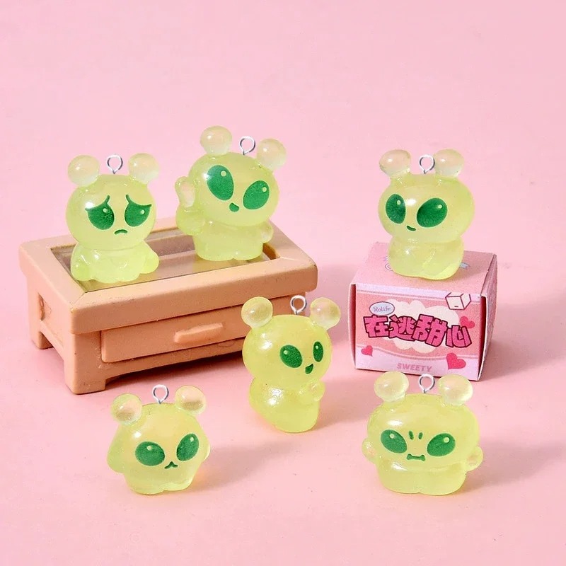 Resin Art Jewelry Kit - 10Pcs Cute Mini Green Alien Resin